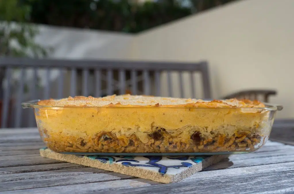 Zuurkoolschotel met gehakt, ananas en rozijnen uit de oven