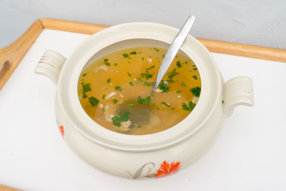Deze heldere kippenbouillon is gezond, lekker en niet moeilijk te maken