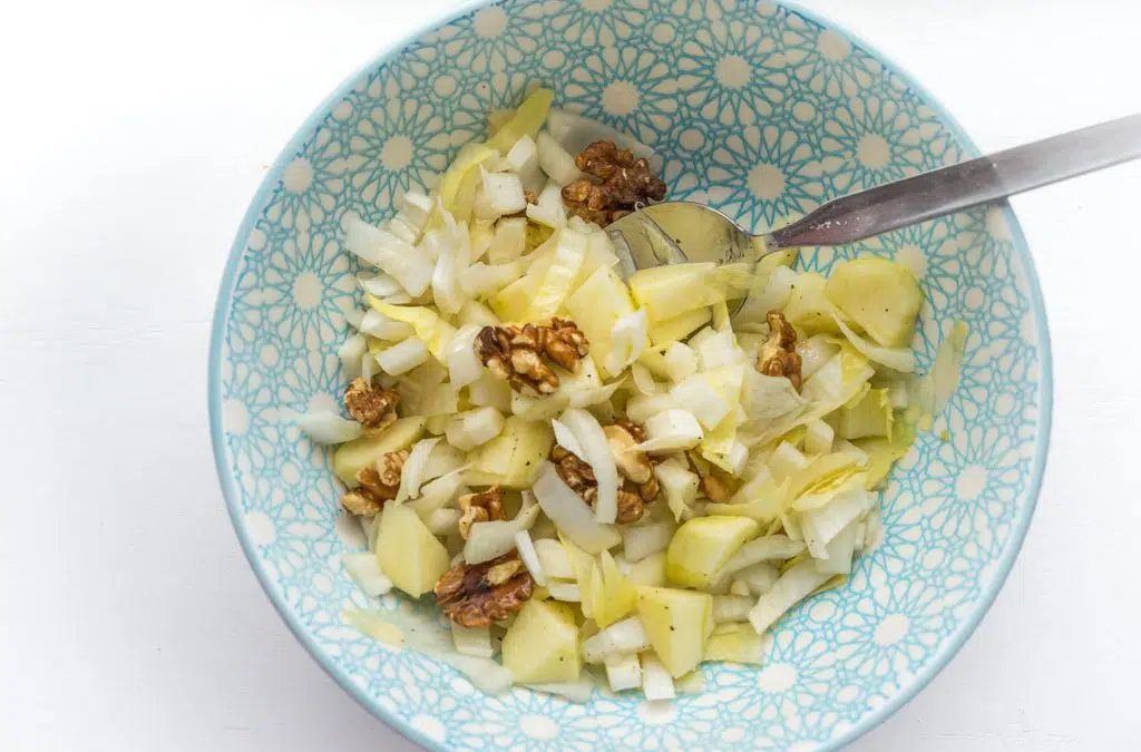 Frisse witlofsalade met walnoten