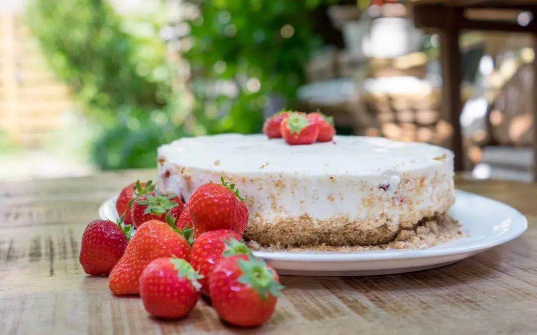 Zomerse aardbeienkwarktaart